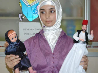 Sakallı ve sarıklı disko yapan bebek