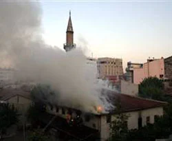 Tarihi cami yangında kül oldu!