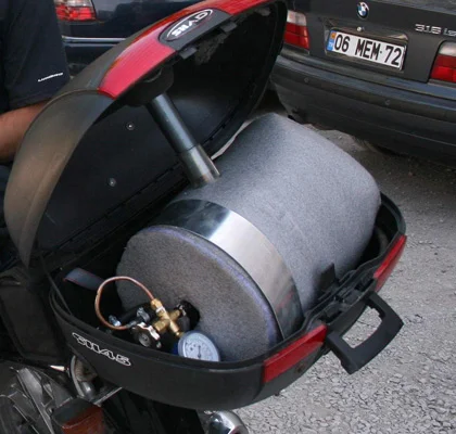 Tasarruf için motosikletine LPG tüpü taktı