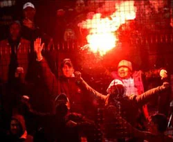 Tribünden düşen taraftar öldü