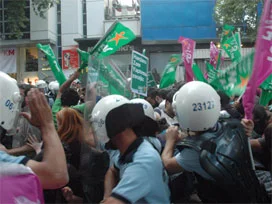 Yasadışı eyleme polis müdahale etti