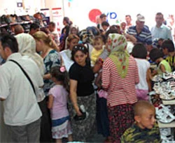 1 liralık ayakkabı izdihamı