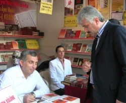 40 yazar aynı anda kitap imzalıyor