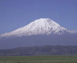 Ağrı Dağı'na mevsimin ilk karı yağdı