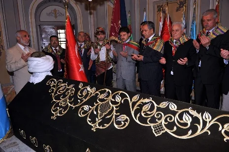 Arınç Ertuğrul Gazi'ye dua okudu