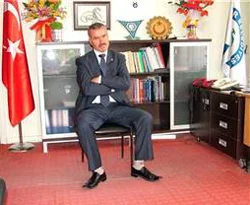 Başkan'ın masası ve koltuğuna haciz geldi
