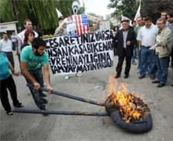 GATA önünde darbe protestosu