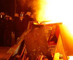Hamburg'da binlerce kişi polisle çatıştı