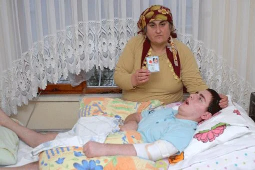 Hastanede tanıdığı genci yaşatıyor