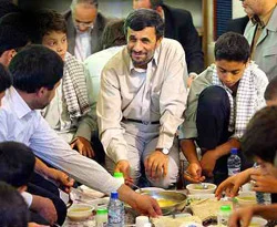 İşte Ahmedinejad'ın halkla iftarı / GALERİ