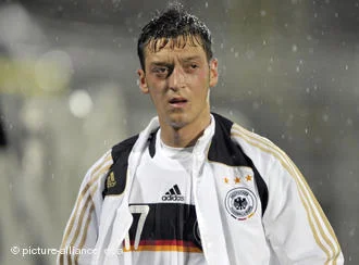 Mesut Özil'e ırkçı hakaret
