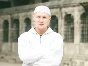 Müslüman olunca ailesi evden kovdu