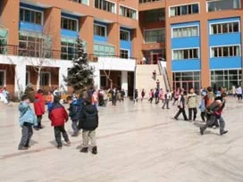 Okullar ticarete başladı