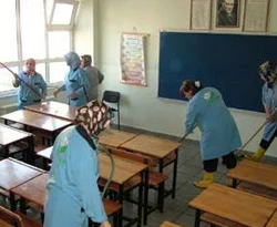 'Okulları veliler temizletiyor'
