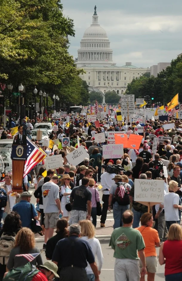 Onbinlerce Amerikalı'dan Obama protestosu