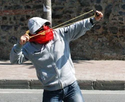 Polise taş atanlara 21 yıl hapis