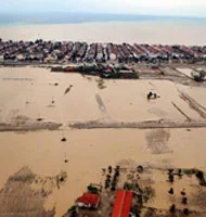 Sel altında kalan mobilya çöpe gidiyor