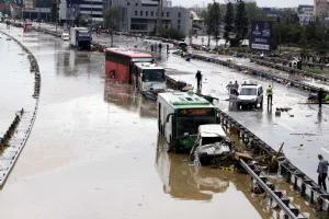 Selde minibüsten yaralı kurtulan kadın öldü