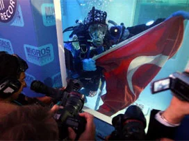 Su altında 135 saat 6 dakika