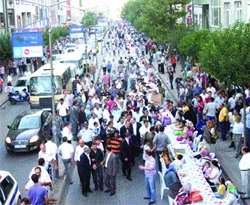 Üç kilometrelik iftar sofrası kuruldu