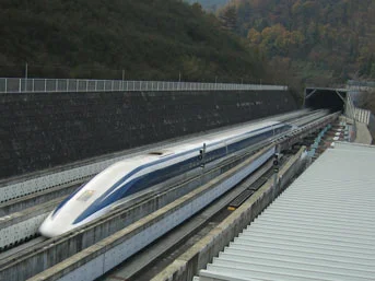 Üzerinden hızlı tren geçti, uyanmadı