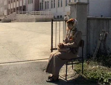Ya başını aç yada dışarıda bekle