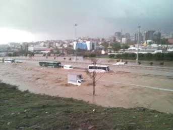 Yollardan cesetler fışkırıyor