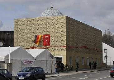 Almanlar camilere akın etti...