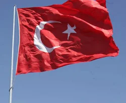 Azerbaycan'da Türk bayrakları iniyor