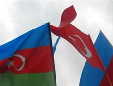 Azeriler Türk bayraklarını indirdiler