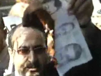 Bakü'de Türk liderlerin resimleri yakıldı