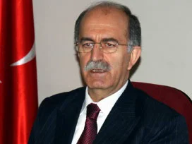 Bayrağı yere atan polis açığa alındı