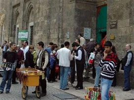 Camiler işportacılardan arındırılamıyor