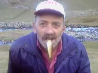 Canlı canlı balığı yutuyor