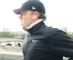 Cem Uzan Paris'te sabah koşusunda!