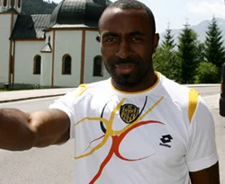 Darius Vassell: Paramı verin