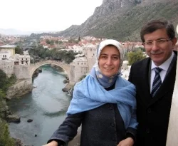 Davutoğlu çiftinden Mostar hatırası