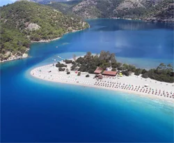 Fethiye'de buluşan şairler şiirlerini denize bıraktı