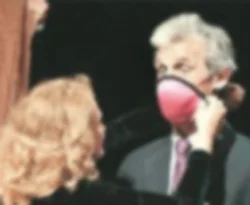 Gaz maskeli sütyen Nobel'i kaptı