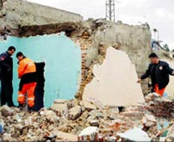 Göçük altından annesini kurtardı