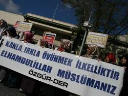 Irkçı mahyalar protesto edildi