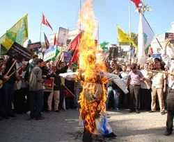 İsrail'e dünya ile eş zamanlı protesto