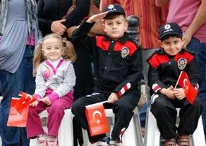 İstiklal Marşı okunurken yürümeye ceza