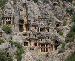 Kaya mezarlar, asırlara şahitlik ediyor