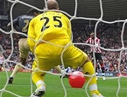 Liverpool'u top değil balon yıktı