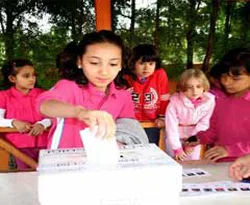 Öğrenciler sandık başında