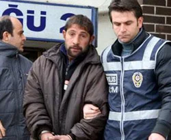 Okul önünde esrar satmak isterken yakalandılar