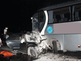 Otobüs ile otomobil çarpıştı: 1 ölü