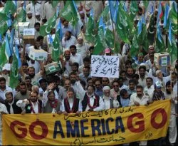 Pakistan'da onbinler ABD'yi protesto etti