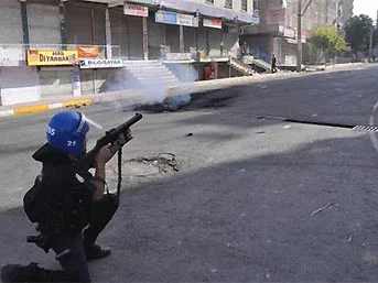 Polisin gaz bombası bebeği vurdu